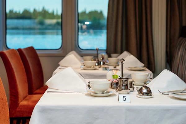 ©AmaWaterways AmaCello Interior Main Restaurant 5.jpg